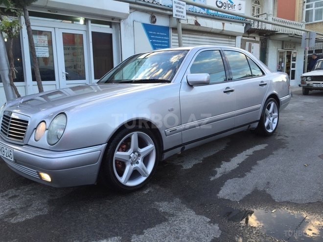 Mercedes E 240 1999, 210,000 km - 2.4 l - Bakı
