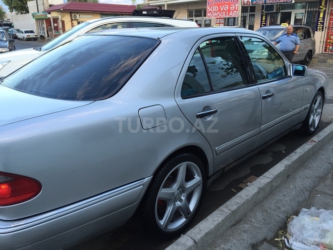 Mercedes E 240 1999, 210,000 km - 2.4 l - Bakı