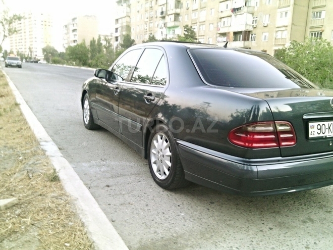 Mercedes E 220 2000, 298,000 km - 2.2 л - Bakı