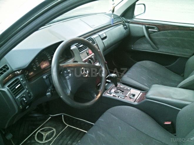 Mercedes E 220 2000, 298,000 km - 2.2 л - Bakı