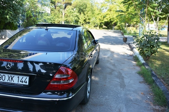Mercedes E 270 2003, 225,000 km - 2.7 l - Yevlax