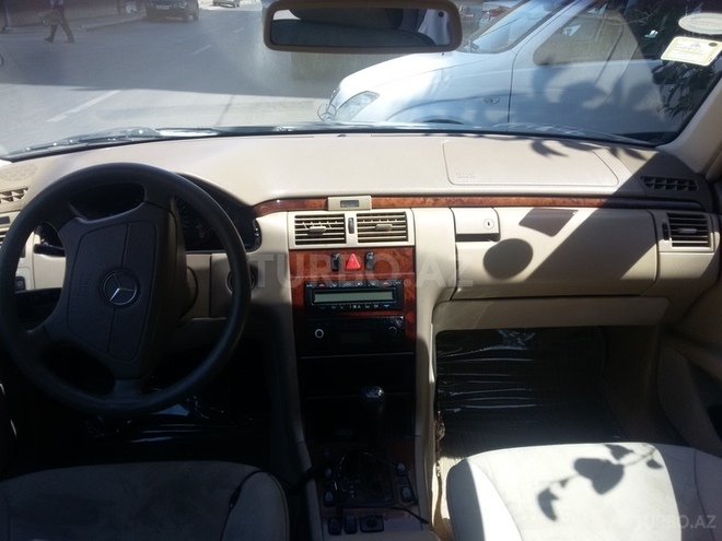 Mercedes E 220 1999, 316,000 km - 2.2 l - Bakı
