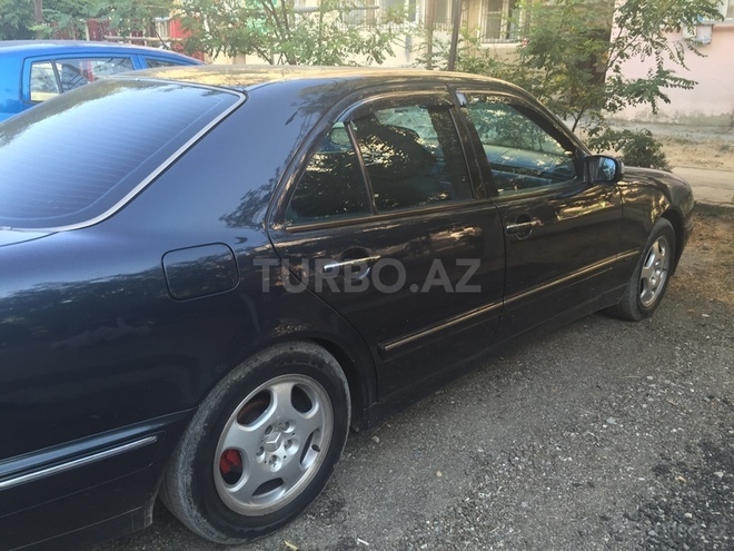 Mercedes E 220 2001, 301,017 km - 2.2 l - Bakı