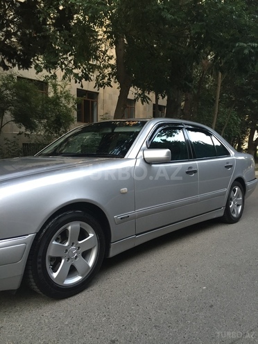 Mercedes E 240 1999, 181,300 km - 2.6 л - Bakı