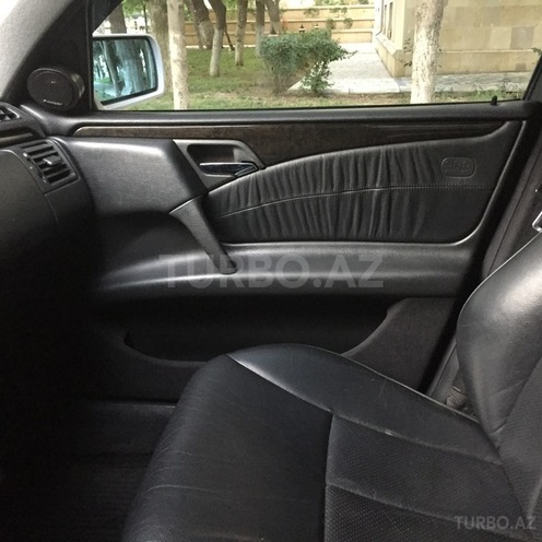 Mercedes E 240 1999, 181,300 km - 2.6 л - Bakı