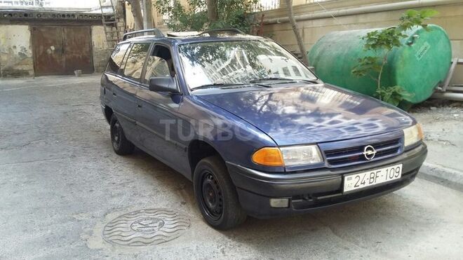 Opel Astra 1994, 300,000 km - 1.6 л - Bakı
