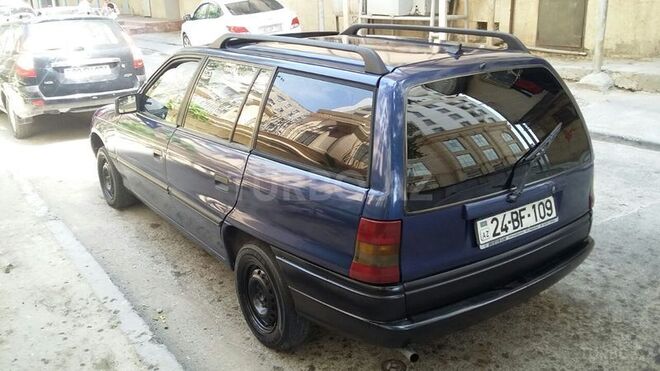 Opel Astra 1994, 300,000 km - 1.6 л - Bakı