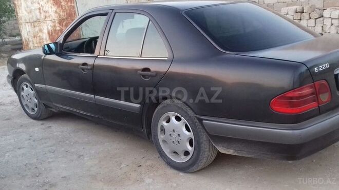 Mercedes E 220 1996, 300,000 km - 2.2 l - Bakı