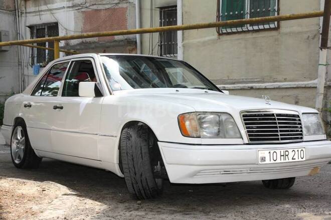 Mercedes E 220 1993, 200,000 km - 2.2 l - Bakı