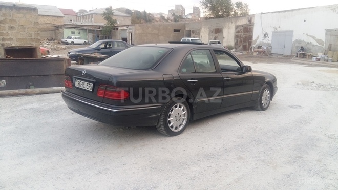 Mercedes E 220 2001, 309,000 km - 2.2 l - Bakı