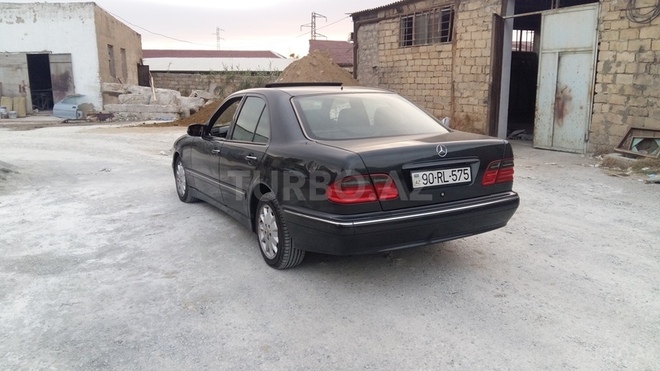 Mercedes E 220 2001, 309,000 km - 2.2 l - Bakı