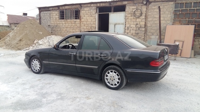 Mercedes E 220 2001, 309,000 km - 2.2 l - Bakı