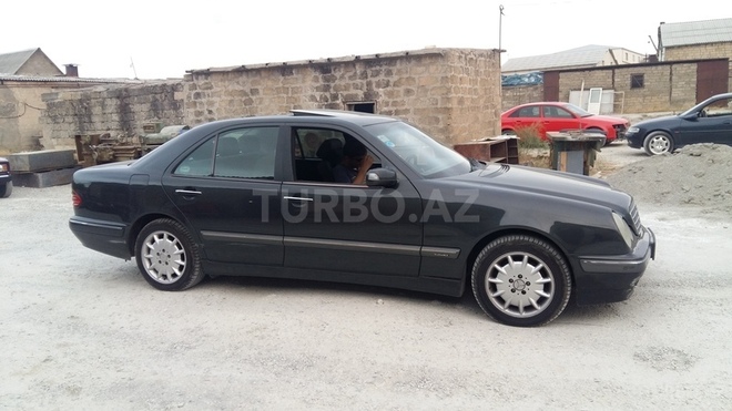 Mercedes E 220 2001, 309,000 km - 2.2 l - Bakı