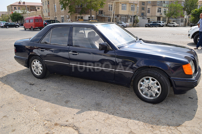 Mercedes E 220 1993, 679,000 km - 2.2 l - Bakı