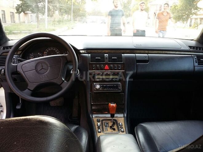Mercedes E 220 1998, 198,400 km - 2.2 l - Gəncə