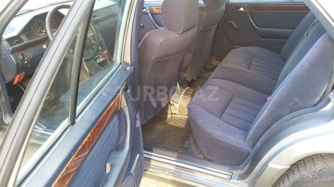 Mercedes E 250 1991, 320,000 km - 2.5 л - Bakı
