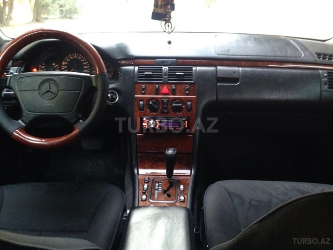 Mercedes E 220 1998, 288,000 km - 2.2 l - Sumqayıt
