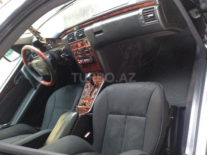 Mercedes E 220 1998, 288,000 km - 2.2 l - Sumqayıt