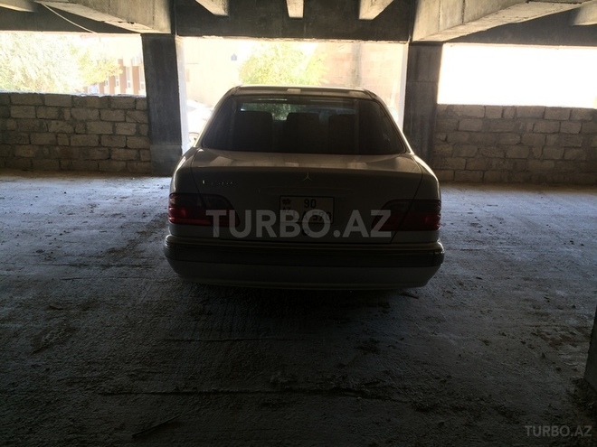 Mercedes E 240 2001, 184,000 km - 2.4 l - Bakı