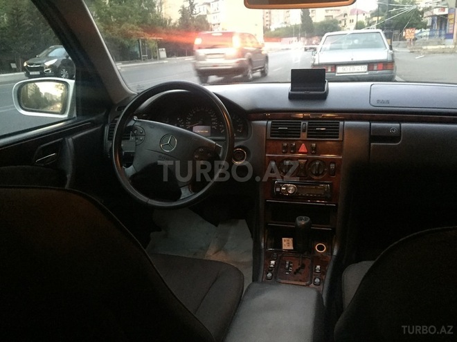 Mercedes E 200 2000, 134,000 km - 2.0 l - Bakı