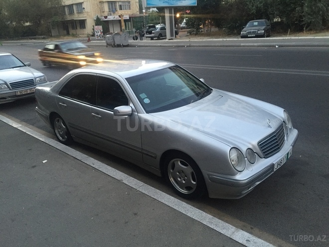 Mercedes E 200 2000, 134,000 km - 2.0 l - Bakı