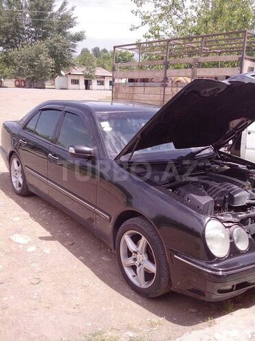 Mercedes E 240 2002, 340,000 km - 2.6 л - Yevlax