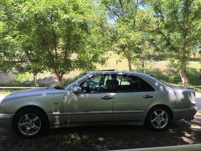 Mercedes E 240 1998, 180,000 km - 2.4 л - Quba