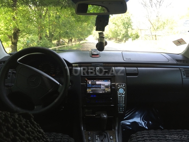 Mercedes E 240 1998, 180,000 km - 2.4 л - Quba