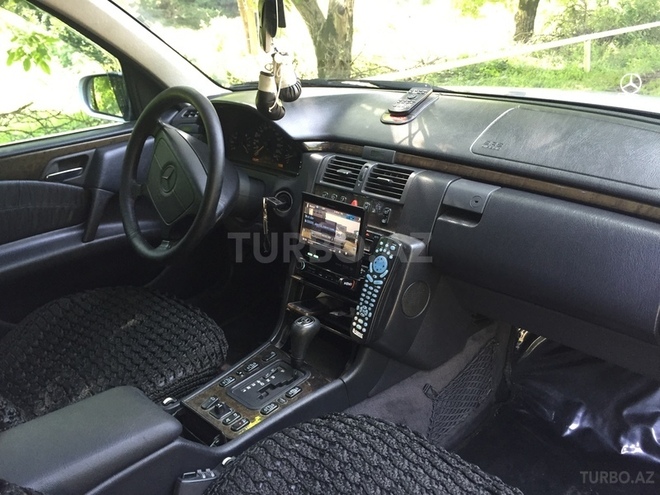 Mercedes E 240 1998, 180,000 km - 2.4 л - Quba