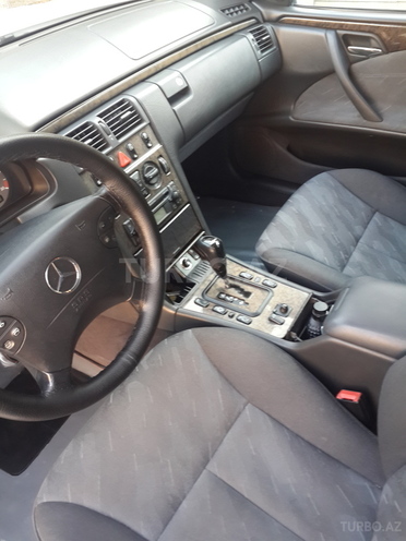 Mercedes E 220 2000, 367,000 km - 2.2 л - Ucar