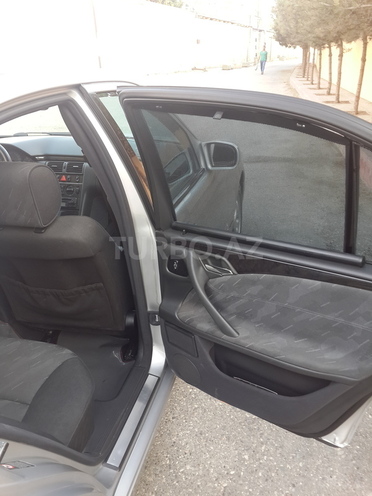 Mercedes E 220 2000, 367,000 km - 2.2 л - Ucar