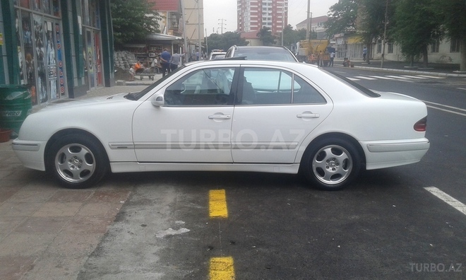 Mercedes E 220 2001, 250,000 km - 2.2 l - Bakı