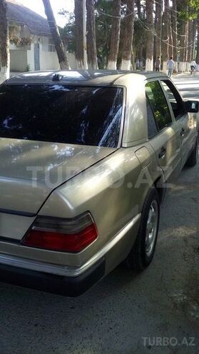 Mercedes E 200 1992, 250,000 km - 2.0 л - Sumqayıt