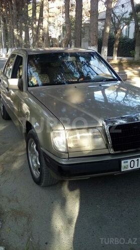 Mercedes E 200 1992, 250,000 km - 2.0 л - Sumqayıt