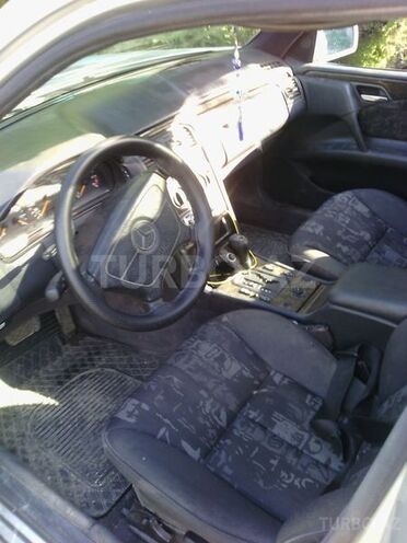 Mercedes E 230 1996, 256,600 km - 2.3 л - Qazax