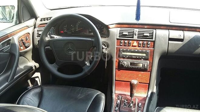 Mercedes E 240 1999, 235,000 km - 2.4 л - Bakı