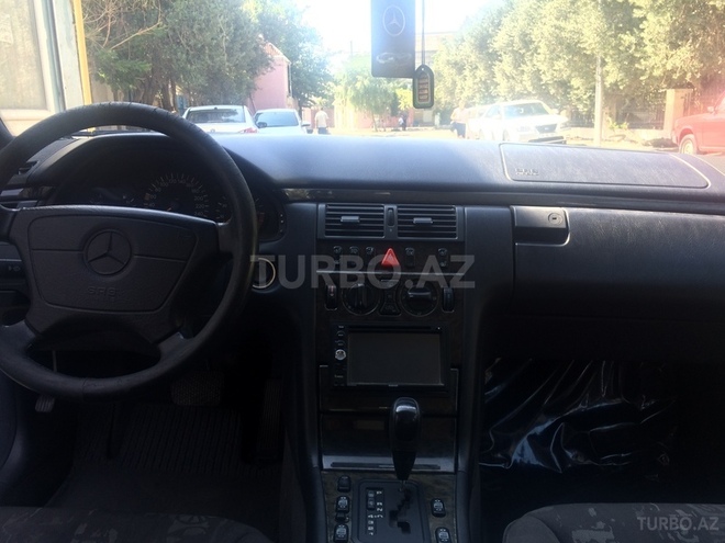 Mercedes E 320 1997, 235,000 km - 3.2 l - Bakı