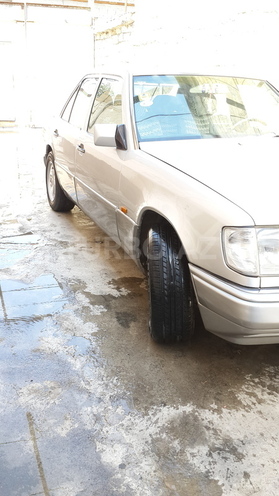Mercedes E 320 1993, 31,700 km - 3.2 л - Yevlax
