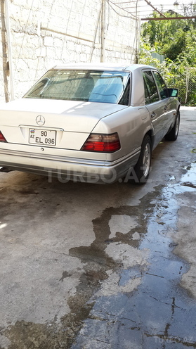Mercedes E 320 1993, 31,700 km - 3.2 л - Yevlax