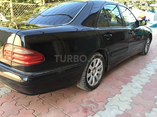 Mercedes E 220 2001, 327,000 km - 2.2 l - Yevlax