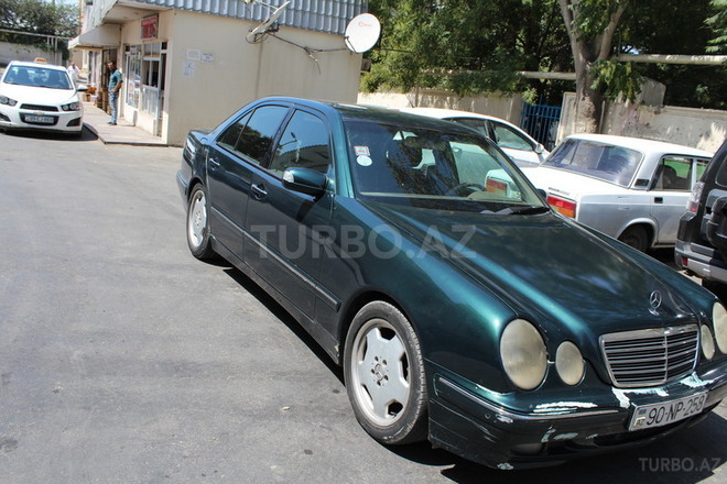Mercedes E 220 2002, 240,000 km - 2.2 l - Bakı