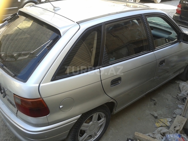 Opel Astra 1993, 299,000 km - 1.6 l - Bakı