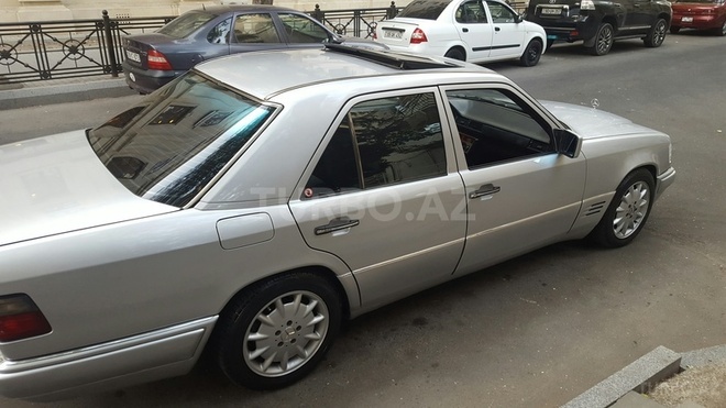 Mercedes E 220 1995, 280,000 km - 2.2 l - Bakı