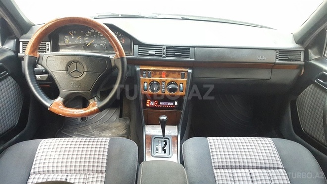 Mercedes E 220 1995, 280,000 km - 2.2 l - Bakı