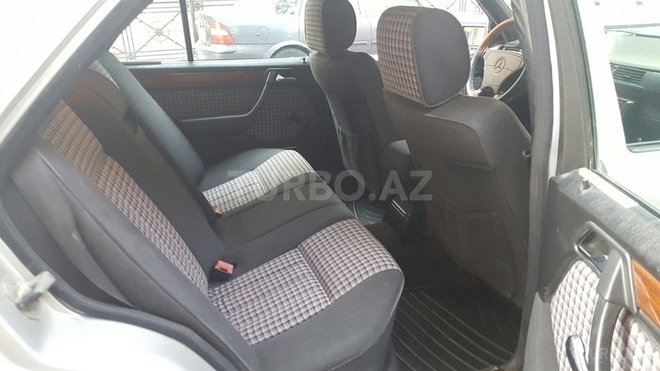 Mercedes E 220 1995, 280,000 km - 2.2 l - Bakı
