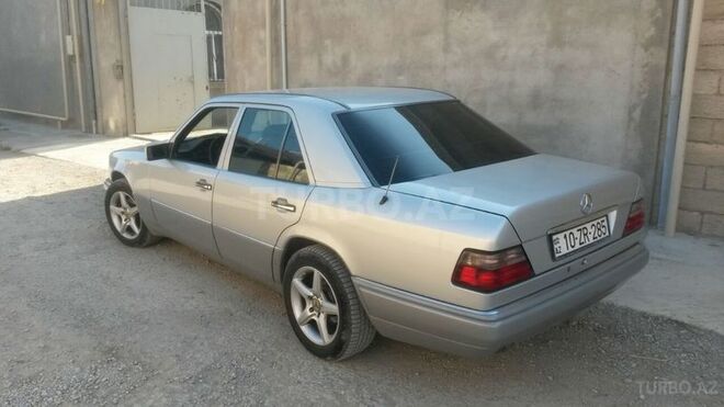 Mercedes E 220 1995, 239,000 km - 2.2 l - Bakı