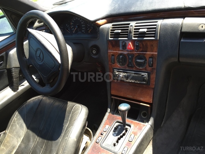 Mercedes E 240 1999, 257,800 km - 2.3 l - Bakı