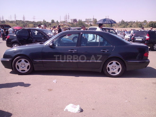 Mercedes E 240 2000, 179,000 km - 2.4 л - Sumqayıt