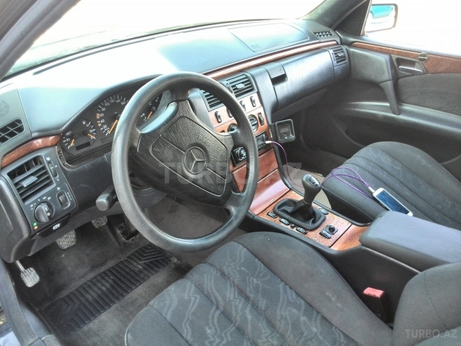 Mercedes E 230 1997, 419,000 km - 2.3 l - Sumqayıt
