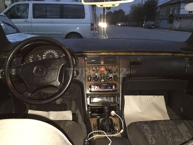 Mercedes E 280 1998, 357,000 km - 2.8 л - Quba